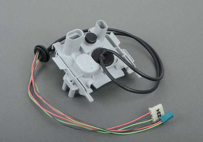 Soporte izquierdo centralita luz Xenón OEM 63126924283 para BMW E46. Original BMW.