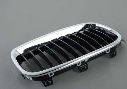 Rejilla decorativa delantera derecha OEM 51137255412 para BMW F30, F30N, F31, F31N, F35, F35N. Original BMW.