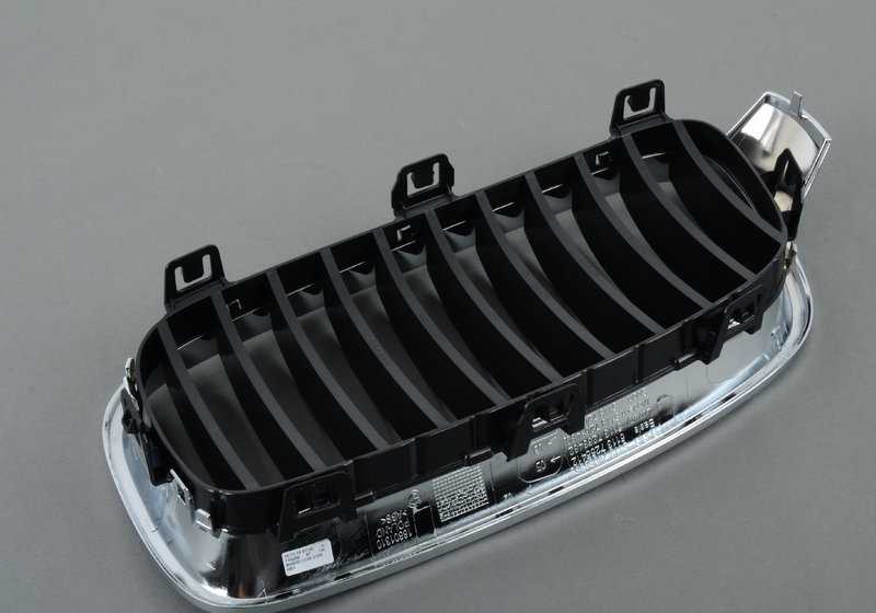 Rejilla decorativa delantera derecha OEM 51137255412 para BMW F30, F30N, F31, F31N, F35, F35N. Original BMW.