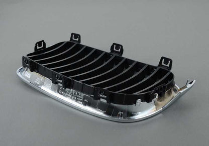 Rejilla decorativa delantera derecha OEM 51137255412 para BMW F30, F30N, F31, F31N, F35, F35N. Original BMW.