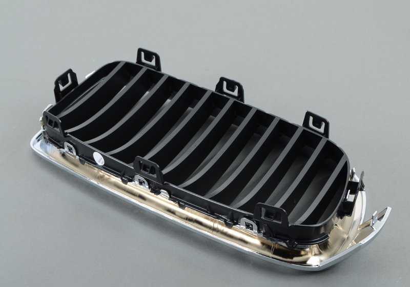 Grille décorative avant gauche 51137255411 pour BMW F30, F30N, F31, F31N, F35, F35N. BMW d'origine.