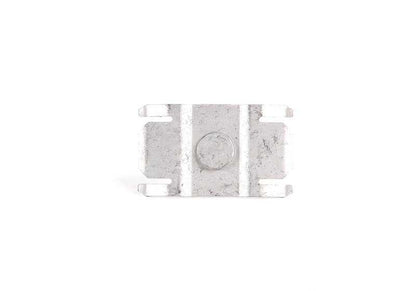 Clip sujeción OEM 51717037660 para BMW Serie 7 E38. Ideal para fijar la moldura del faldón o el paso de rueda. Original BMW.