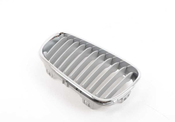 Rejilla embellecedora delantera derecha OEM 51137295526 para BMW F22, F23. Original BMW.