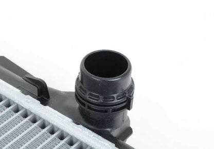 Radiador de refrigeración OEM 17113400013 para BMW E83 (X3). Original BMW.