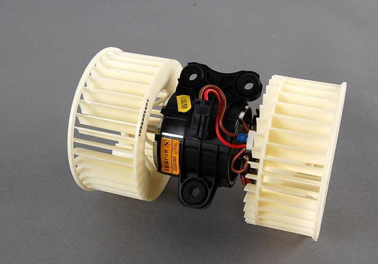 Ventilador climatizador OEM 64118385558 para BMW E39, E53, 5er {520d, 520i} con motores M47 y M52. Compatible con versiones manuales y automáticas. Original BMW.