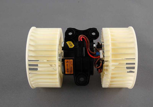 Ventilador climatizador OEM 64118385558 para BMW E39, E53, 5er {520d, 520i} con motores M47 y M52. Compatible con versiones manuales y automáticas. Original BMW.