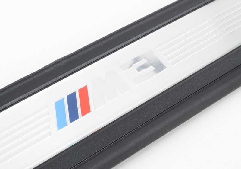 Embellecedor entrada puerta delantera derecha OEM 51477907154 para BMW E90. Original BMW.