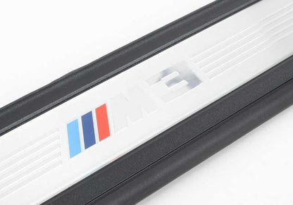 Embellecedor entrada puerta delantera derecha OEM 51477907154 para BMW E90. Original BMW.