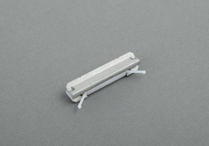 Grapa / Clip de fijación OEM 51137379033 para BMW F25, F26, G29. Pieza original BMW ideal para sujeción de molduras y embellecedores.
