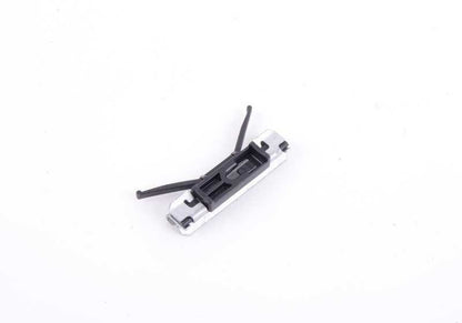 Clip de sujeción OEM 51137232420 para BMW F01, F02, F04, F25, F26. Compatible con molduras del techo y componentes del acristalamiento. Original BMW.