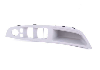 Moldura interior maneta puerta izquierda OEM 51417225877 para BMW F10, F11, F18. Color gris Everest. Original BMW.