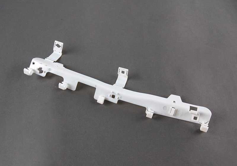 Support droit OEM 51438222918 pour BMW E46. Pièce de serrage intérieure, idéal pour les réparations ou les pièces de rechange dans les montants a / b / c. BMW d'origine.