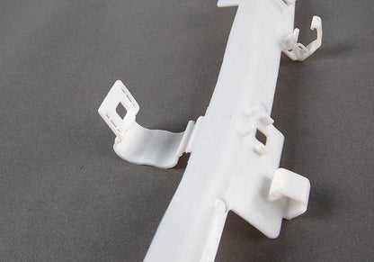 Support droit OEM 51438222918 pour BMW E46. Pièce de serrage intérieure, idéal pour les réparations ou les pièces de rechange dans les montants a / b / c. BMW d'origine.