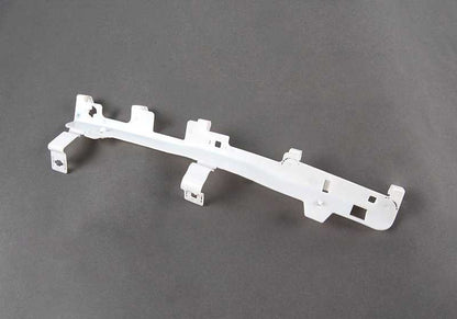 Support droit OEM 51438222918 pour BMW E46. Pièce de serrage intérieure, idéal pour les réparations ou les pièces de rechange dans les montants a / b / c. BMW d'origine.