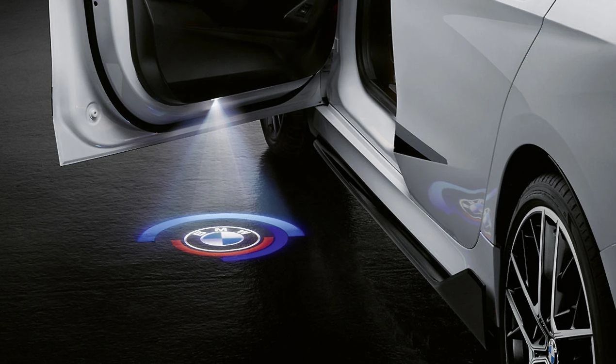 Logos M Performance pour les projecteurs de portes LED pour BMW E81, E82, E87, F20, F21, F40, série 2 F22, F45, F46, série 3 E90, F30, F34, G20, série 4 F32, F33, F36, série 5, série 7 e6 F01, G11, série 8 F91, G14, X1 E