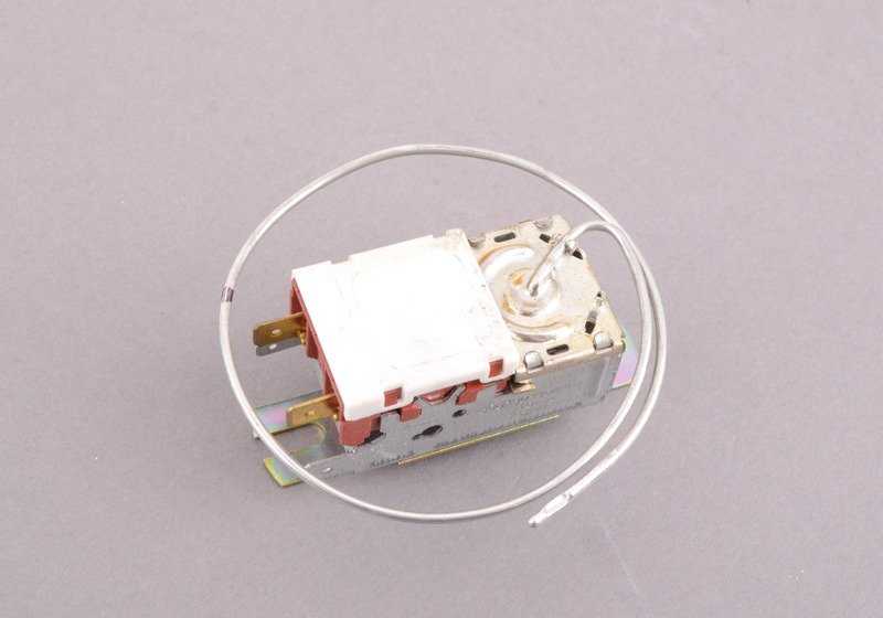Sensor de Temperatura del Radiador OEM 64111374830 para BMW E30. Original BMW.