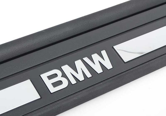 Embellecedor entrada puerta cromado izquierdo OEM 51477180739 para BMW Serie 1 E81 (116d, 116i). Compatible con modelos fabricados entre 2007 y 2011. Pieza original BMW.