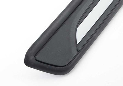 Embellecedor entrada puerta cromado izquierdo OEM 51477180739 para BMW Serie 1 E81 (116d, 116i). Compatible con modelos fabricados entre 2007 y 2011. Pieza original BMW.