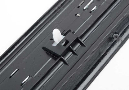 Embellecedor entrada puerta cromado izquierdo OEM 51477180739 para BMW Serie 1 E81 (116d, 116i). Compatible con modelos fabricados entre 2007 y 2011. Pieza original BMW.