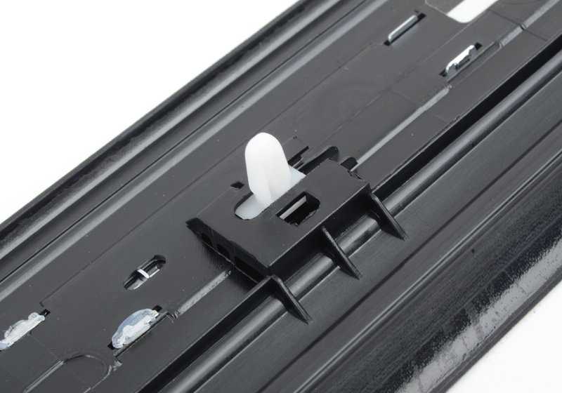 Embellecedor entrada puerta cromado derecho OEM 51477180740 para BMW E81, E82. Original BMW.