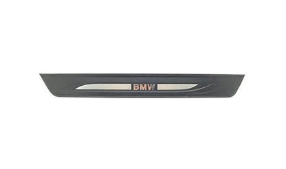 Embellecedor de entrada iluminado derecho OEM 51477203608 para BMW F10, F10N, F11, F11N, F18, F18N. Pieza original BMW.