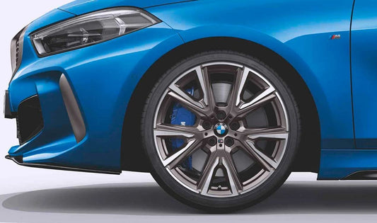 Pianto in lega originale BMW M Performance V-Radio 557 di 19 "(CERIUM GRIE) OEM 36118053525 per BMW F40 e F44. Compatibile con più versioni della serie 1 e della serie 2 Great Coupé. BMW originale.