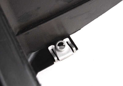 Cubierta lateral izquierda del vano motor OEM 51718159421 para BMW E39. Original BMW.