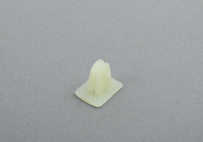 Clip tuerca de expansión OEM 51337008408 para BMW E60, E61, F12, F13, E53, E70, E71, E72 y MINI R60, R61. Compatible con molduras y sellos de puertas. Original BMW y MINI.