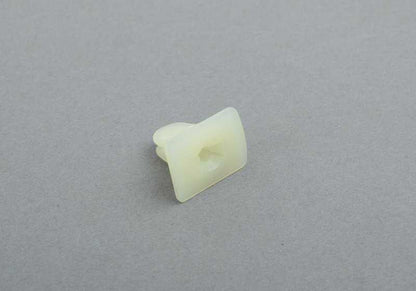 Clip tuerca de expansión OEM 51337008408 para BMW E60, E61, F12, F13, E53, E70, E71, E72 y MINI R60, R61. Compatible con molduras y sellos de puertas. Original BMW y MINI.