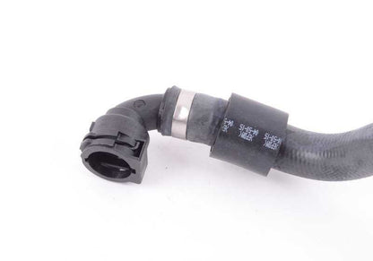 Manguera radiador a motor OEM 11537848501 para BMW F80, F82, F83 (modelos M3 y M4 con motor S55). Repuesto original BMW.