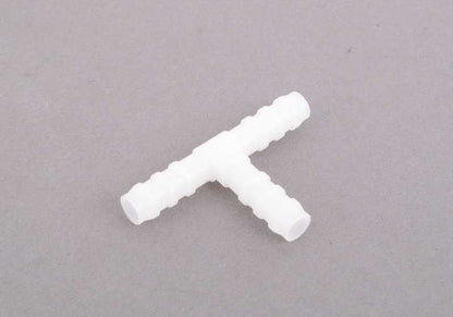 Conector de combustible OEM 13311251059 para BMW E12, E24. Pieza original BMW, parte del sistema de inyección L-Jetronic.