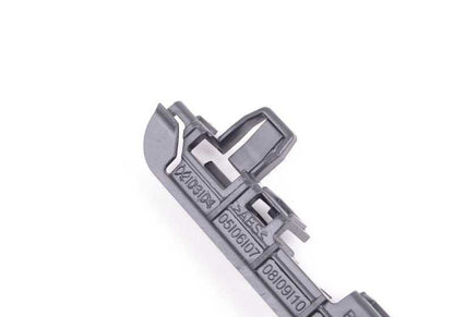 Soporte derecho OEM 51777184776 para BMW F10, F10N, F11, F11N, F18, F18N. Parte del embellecedor lateral/paso de rueda. Original BMW.