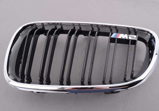 Rejilla decorativa delantera izquierda OEM 51138064143 para BMW F87, F87N. Pieza original BMW.