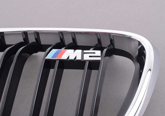 Rejilla decorativa delantera izquierda OEM 51138064143 para BMW F87, F87N. Pieza original BMW.