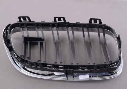 Rejilla decorativa delantera izquierda OEM 51138064143 para BMW F87, F87N. Pieza original BMW.