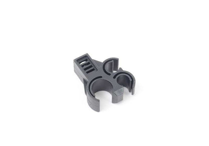 Clip triple OEM 16126765989 para MINI R50, R52, R53. Válido para versiones One y Cooper con motor W10 y transmisión manual o automática. Original MINI.