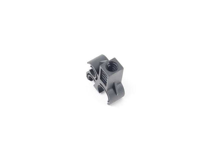 Clip triple OEM 16126765989 para MINI R50, R52, R53. Válido para versiones One y Cooper con motor W10 y transmisión manual o automática. Original MINI.