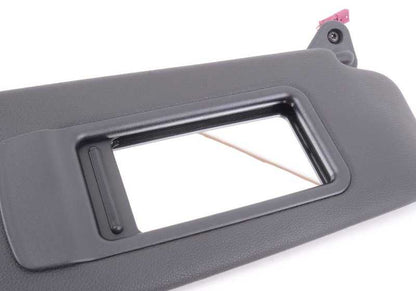 Visera parasol derecha con espejo OEM 51167252052 para BMW E90, E91, E84. Color negro. Compatible con todos los modelos indicados. Recambio original BMW.