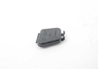 Tapa protectora faro delantero izquierdo OEM 63117046373 para BMW E82, E88 (118d, 120d, 120i). Compatible con modelos manuales y automáticos. Original BMW.