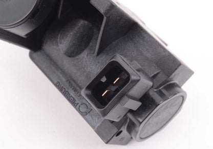 Válvula de control de presión OEM 11747649407 para BMW (Modelos compatibles: E82, E88, F20, F21, F22, E90, E91, E92, E93, F30, F07, F10, F11, F06, F12, F13, F01, F02, E84, F25, F26, E70, E71). Original BMW.