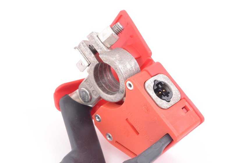 Cable positivo de batería OEM 61129322056 para BMW F15, F85, F16, F86. Compatible con versiones sDrive y xDrive. Recambio original BMW.