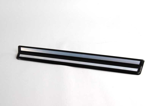 Embellecedor entrada puerta delantera derecha cromado OEM 51478219186 para BMW E46. Original BMW.