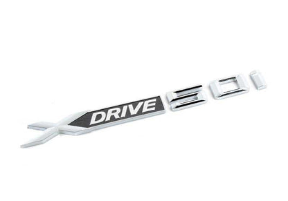 Emblema trasero “X Drive 50i” OEM 51147208561 para BMW E71 y E72. Original BMW.