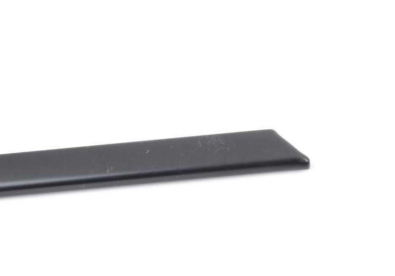 Moldura trasera derecha negra OEM 51368189296 para BMW E39. Original BMW.