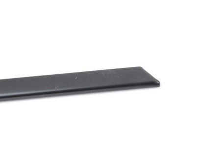 Moldura trasera derecha negra OEM 51368189296 para BMW E39. Original BMW.