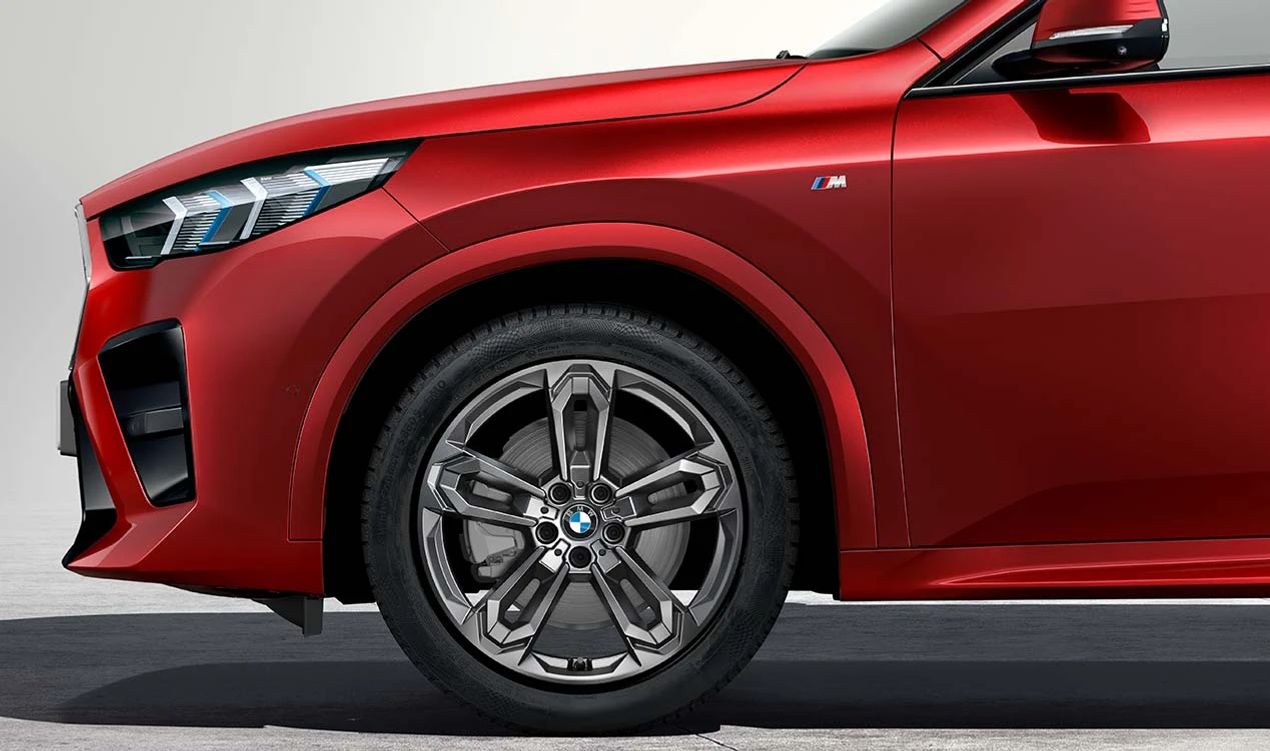 Juego completo de llantas y neumáticos de invierno Doble radio 1041 OEM 10026670B para BMW X1 U11 y X2 U10. Incluye neumáticos Hankook con seguro y estrella BMW. Original BMW.