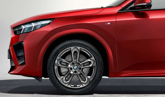 Juego completo de llantas y neumáticos de invierno Doble radio 1041 OEM 10026670B para BMW X1 U11 y X2 U10. Incluye neumáticos Hankook con seguro y estrella BMW. Original BMW.