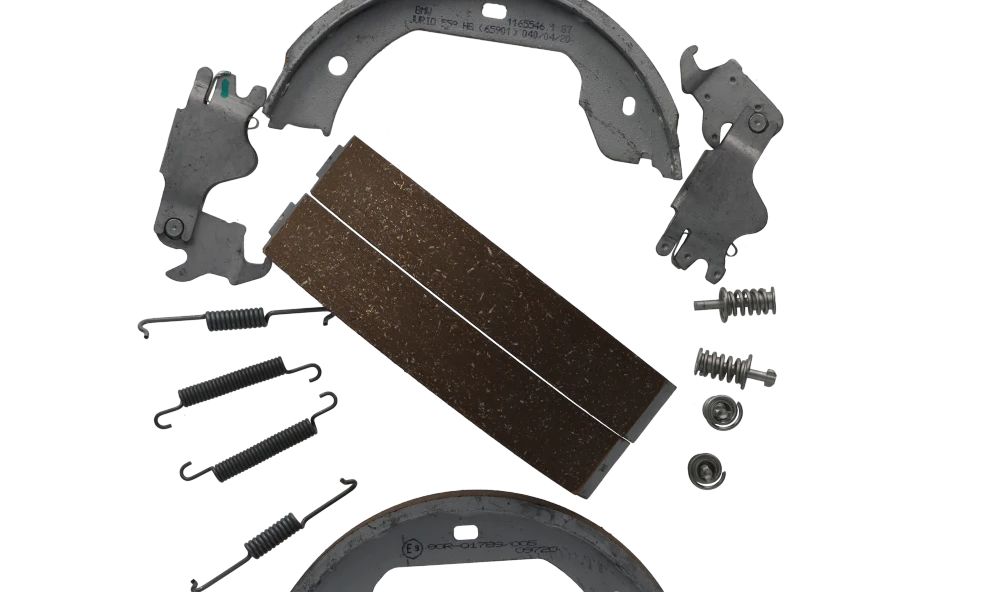 Kit de reparación zapatas freno OEM 34212213314 para BMW E60, E61, E63, E64, E53. Compatible con todos los motores y transmisiones indicados. Repuesto original BMW.