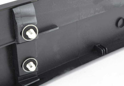 Embellecedor inferior de maletero OEM 51133400393 para BMW X3 E83 (modelos 2.0d, 2.0i, 2.5i, 3.0d). Compatible con versiones manuales y automáticas. Original BMW.