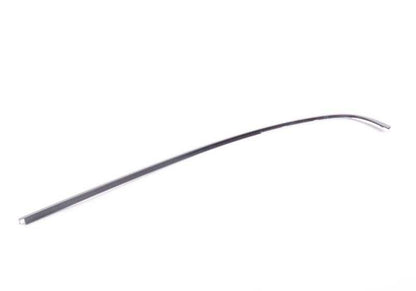 Embellecedor marco ventana puerta trasera izquierda OEM 51357185243 para BMW F02, F02N, F04. Acabado en negro brillo. Original BMW.